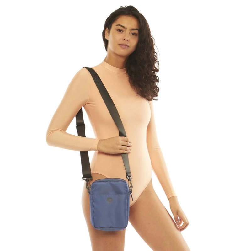 Sisstrevolution Island Coast Crossbody Bag in Blue Fog